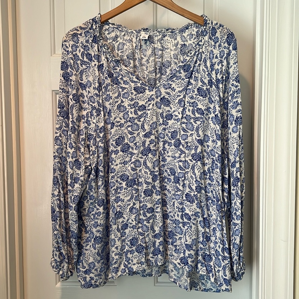 Old Navy women’s blue and white floral long sleeve blouse